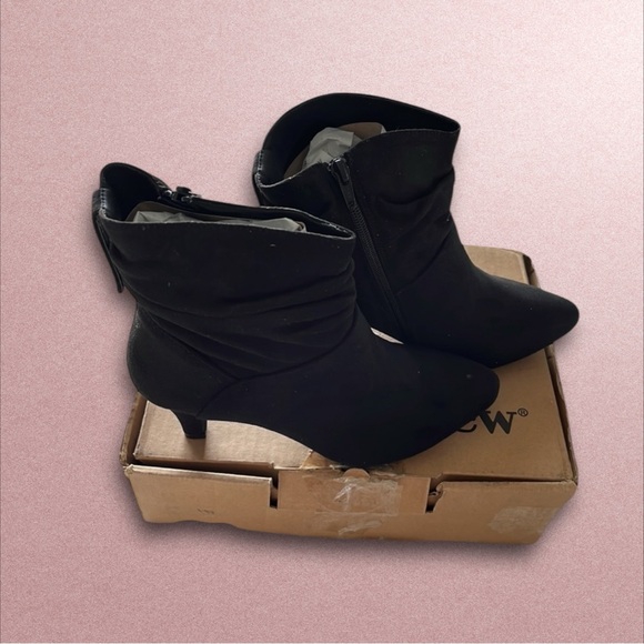 Comfortview Kourt Faux Suede Bootie - Size 9w. New in box! - Picture 3 of 6